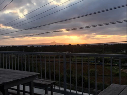 BBQテラスから見た伊江島に沈む夕日